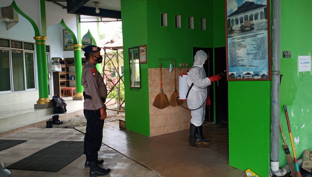 Cegah Penyebaran Virus Covid-19, Kembali Sat Brimob Polda Jabar Semprotkan Disinfektan
