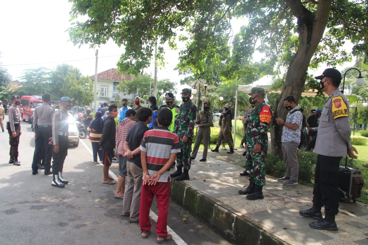 Siaga Long Weekend, Polres Ciamis Polda Jabar Bersama Forkopimda Gelar Ops Yustisi di Obyek Wisata Pangandaran