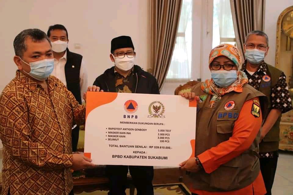 Cak Imin Serahkan Bantuan pada Korban Bencana Pergerakan Tanah di Nyalindung Sukabumi