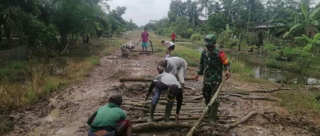 Bersama Masyrakat Binaanya Sertu Waluyo Giat Bergotong Royong
