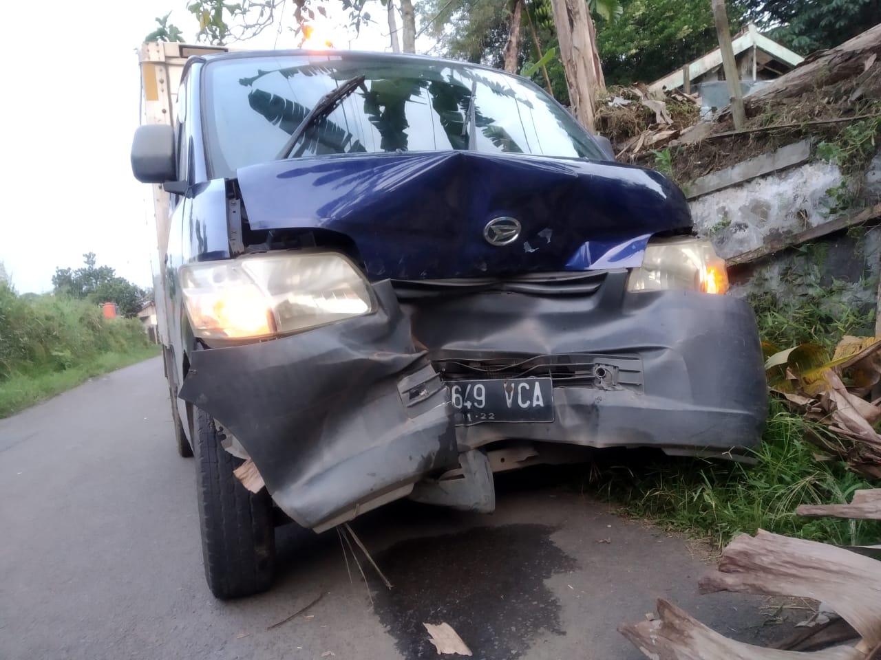 Malfungsi Rem, Mobil Boks Hantam Minibus di Jalur Cinagara-Tangkil 