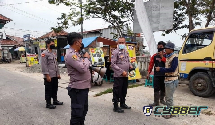 Polsek Kasokandel Bagikan Masker dan Sosialisasikan PPKM Darurat