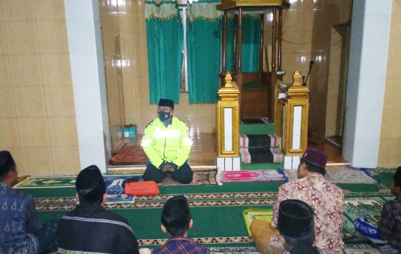 Ngagmumule 100 Tajug, Polsek Cikancung Polresta Bandung Polda Jabar Berikan Bantuan Al-Qur’an, Sajadah dan Sembako