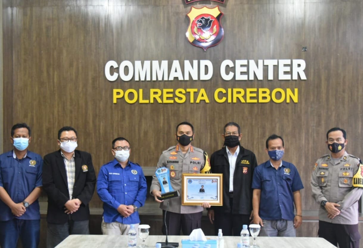 Kapolresta Cirebon Polda Jabar Terima Penghargaan dari PWI Cirebon