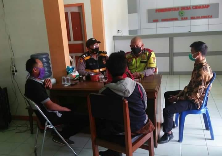 Kanit Binmas Polsek Cingambul Sosialisasikan 3M Kepada Warga masyarakat,Sekaligus Bagikan Masker Gratis
