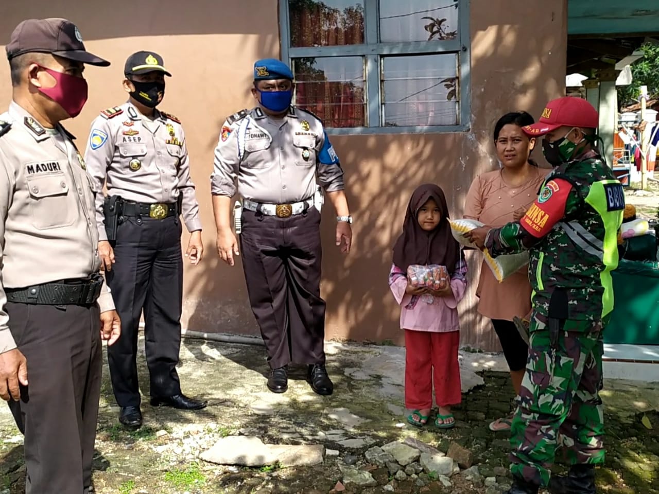 Kapolsek Kedokanbunder, Pimpin Pembagian Sembako Pada Anak Yatim dan Tukang Becak