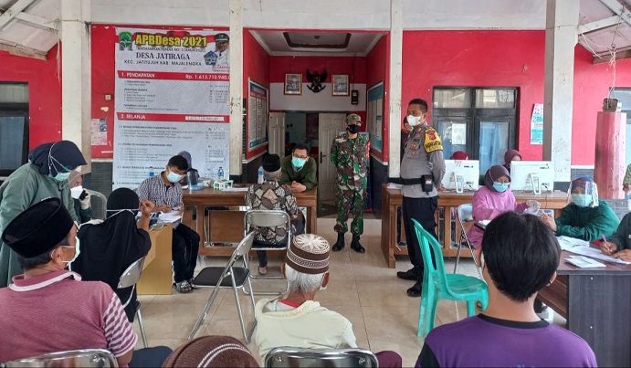 Bersama TNI, Polsek Jatitujuh Monitoring Hari Kedua Vaksinasi Covid-19
