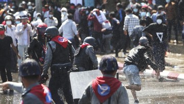 Bubarkan Pendemi di Yangon Polisi Myanmar Lempar Granat dan Lepaskan Tembakan