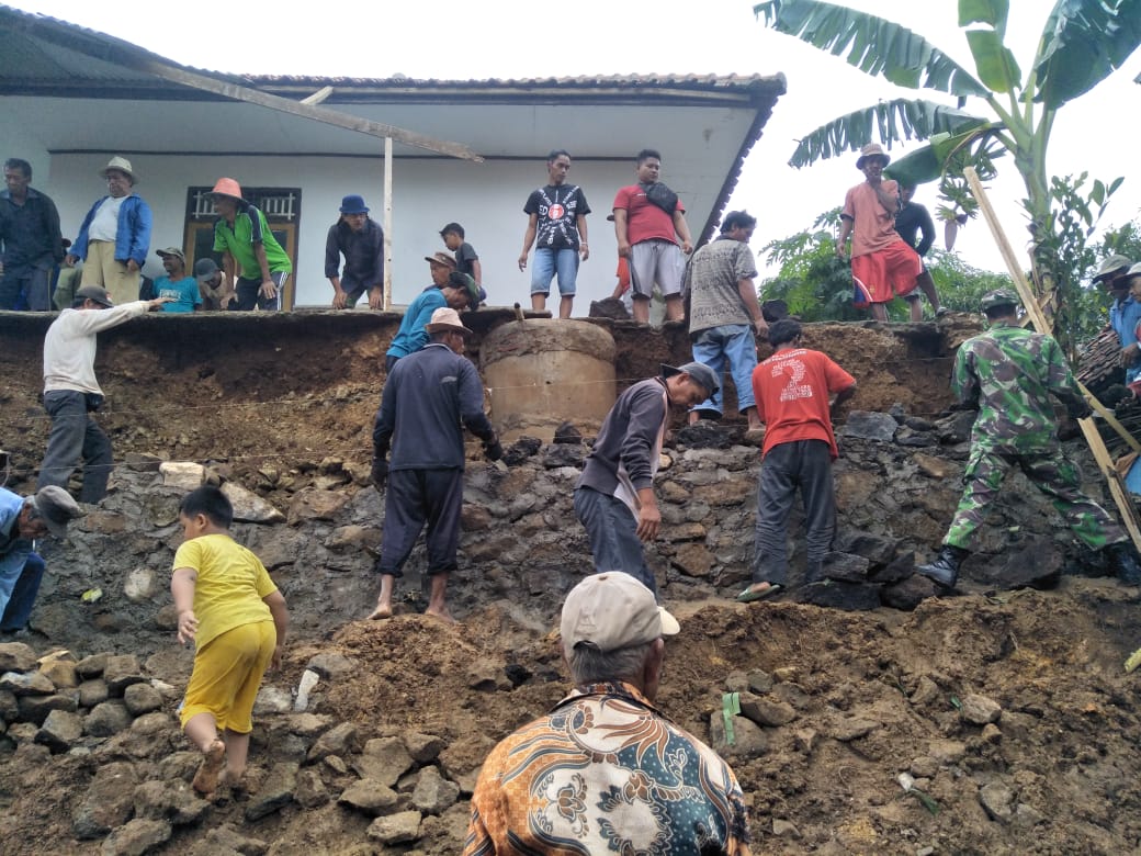 Tanah Longsor Menimpa Luragung Kuningan 