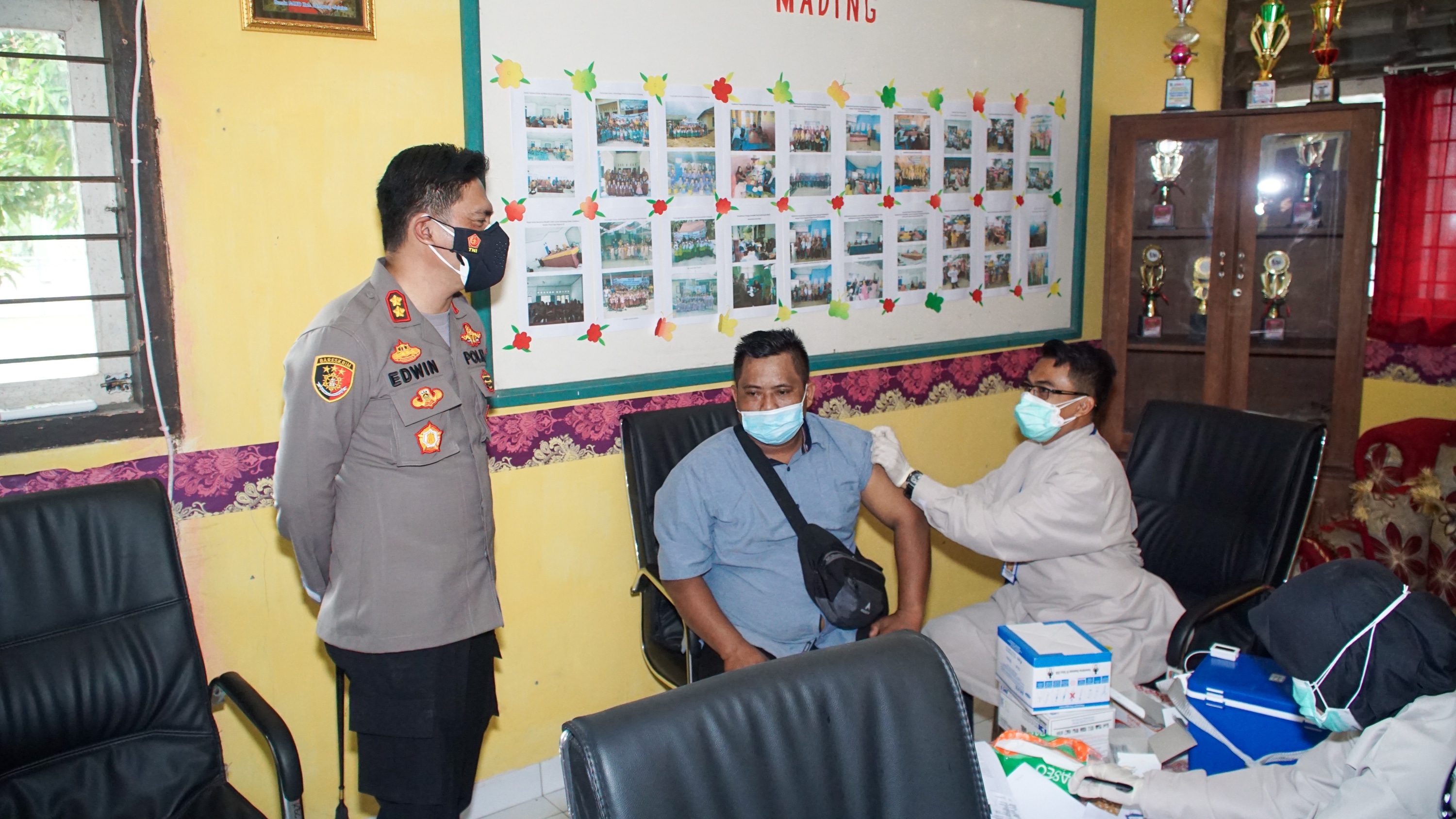 Panitia Pilkades, Balon Kades dan Masyarakat Divaksinasi Oleh Polres Lamsel