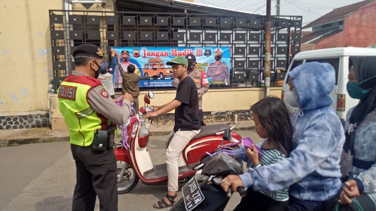 Tegakan Disiplin Prokes di Bulan Ramadhan, Polresta Bandung Polda Jabar  Bagikan Masker 