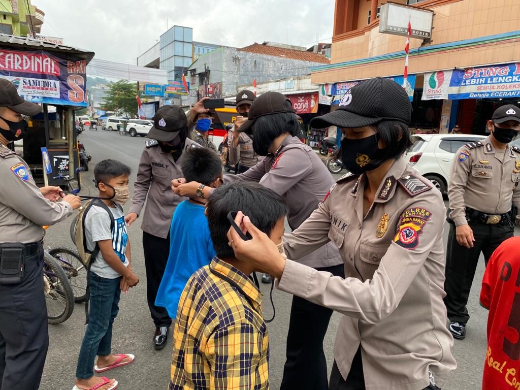 Polwan Polres Banjar Bersama TNI, Tanpa Lelah Beri Imbauan Protokol Kesehatan di Pasar Swalayan