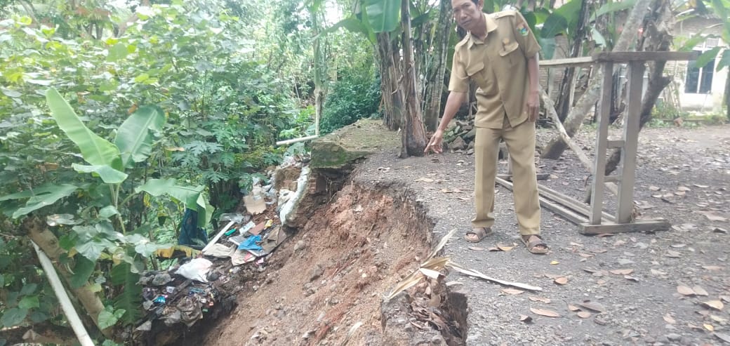 Akibat Longsor Rumah Samirah Nyaris Terancam
