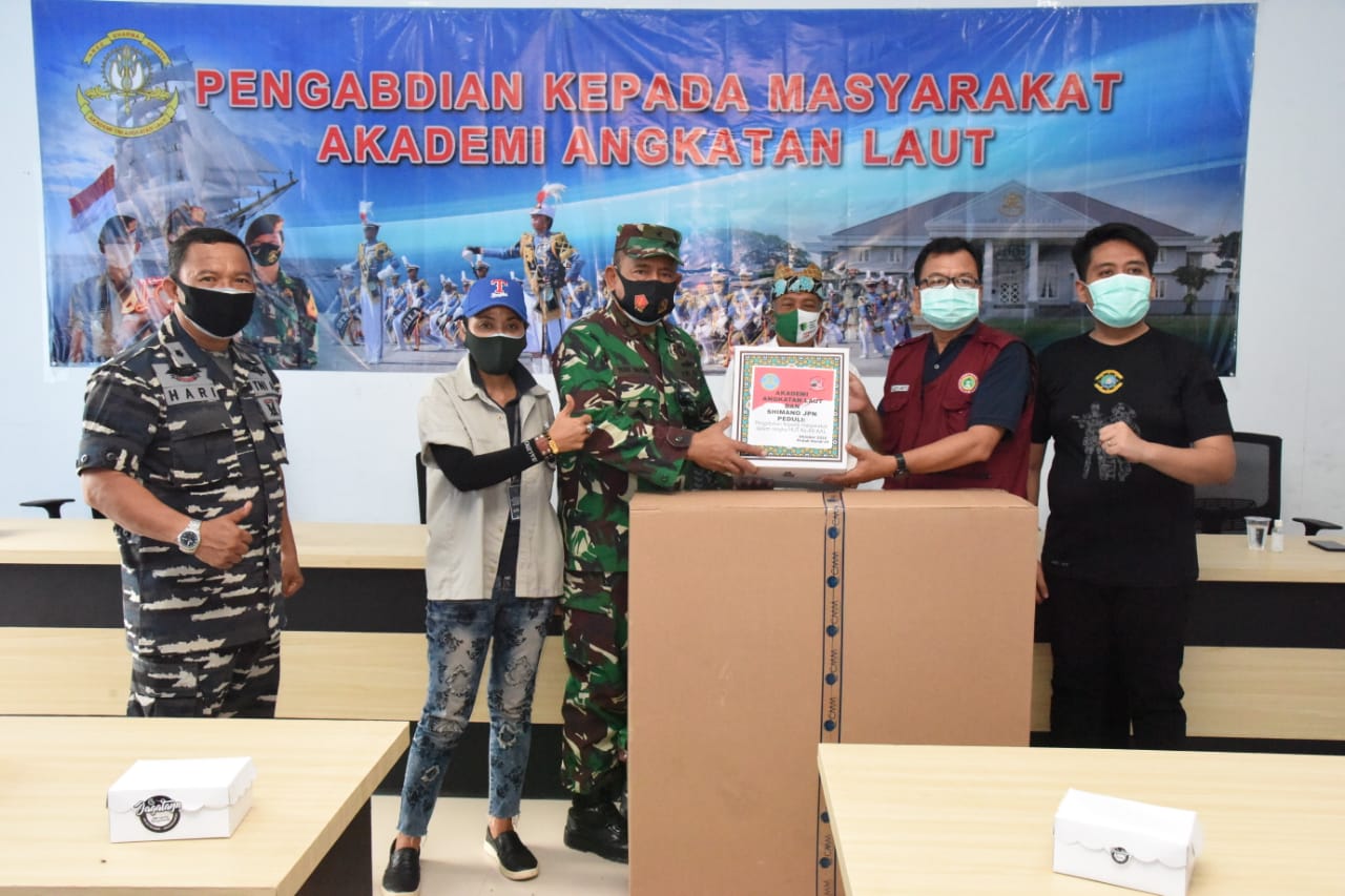 Pengabdian pada Masyarakat, AAL Serahkan Bantuan Alkes dan Sembako
