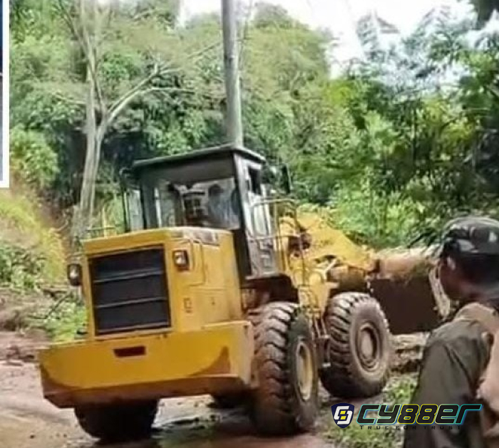 Dua Alat Berat Diturunkan Untuk Menyingkirkan Material Longsor yang Menutupi Akses Jalan Nasional Bagbagan - Kiaradua