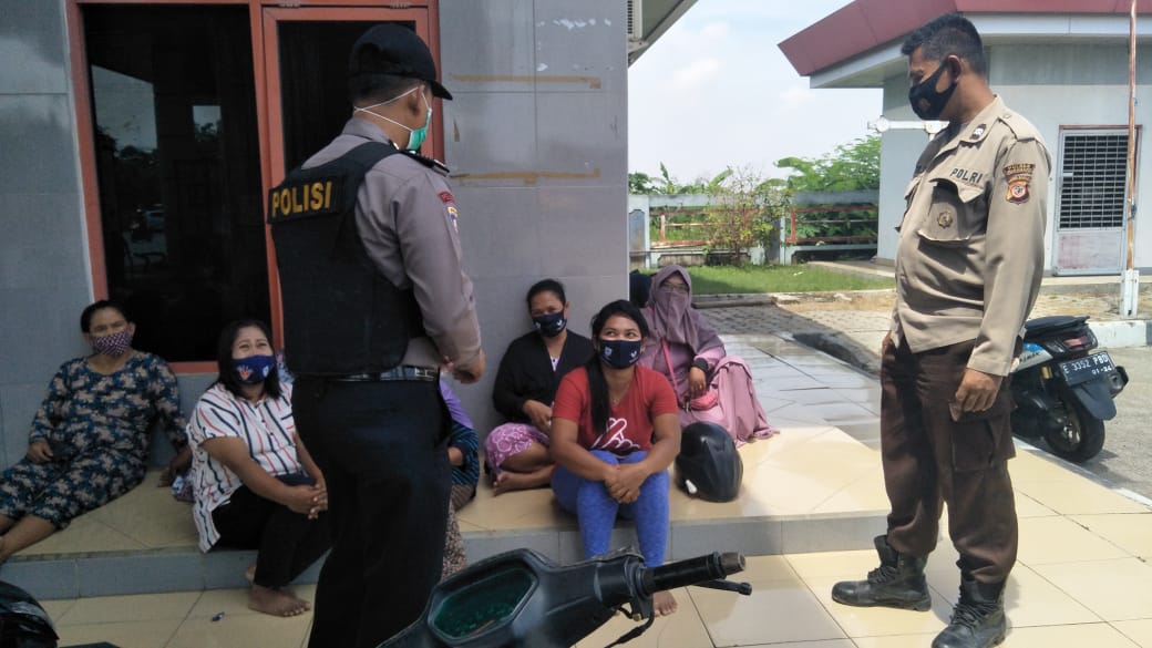 Cegah Covid-19, Polres Indramayu Polda Jabar Gencar Edukasi Sosialisasi 3M Kepada Warga