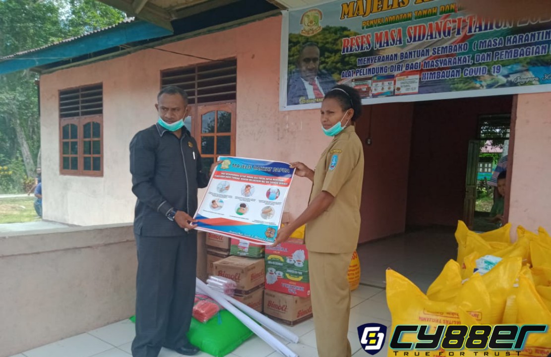 MRP Lakukan Reses I dan Berikan Bantuan Sembako Kepada Masyarakat Jayapura