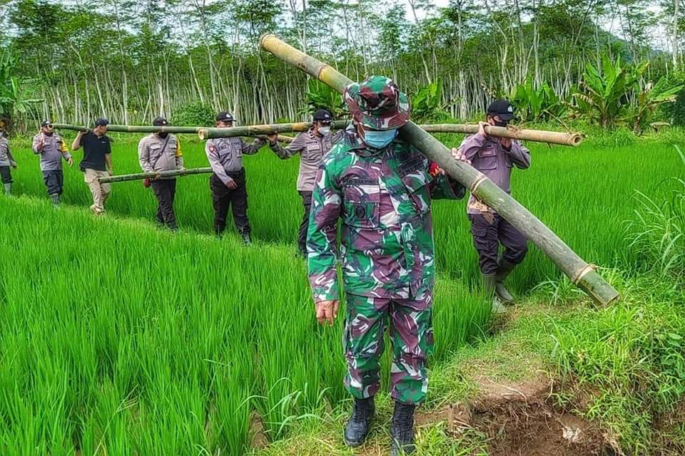 Antusias TNI POLRI Dan BPBD Jember Tanggap Bencana Di Tempurejo 