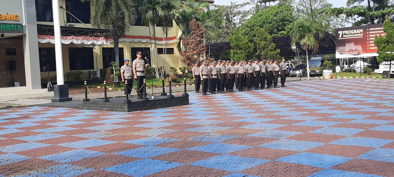 Kapolres Indramayu Pimpin Upacara Kenaikan Pangkat Anggota