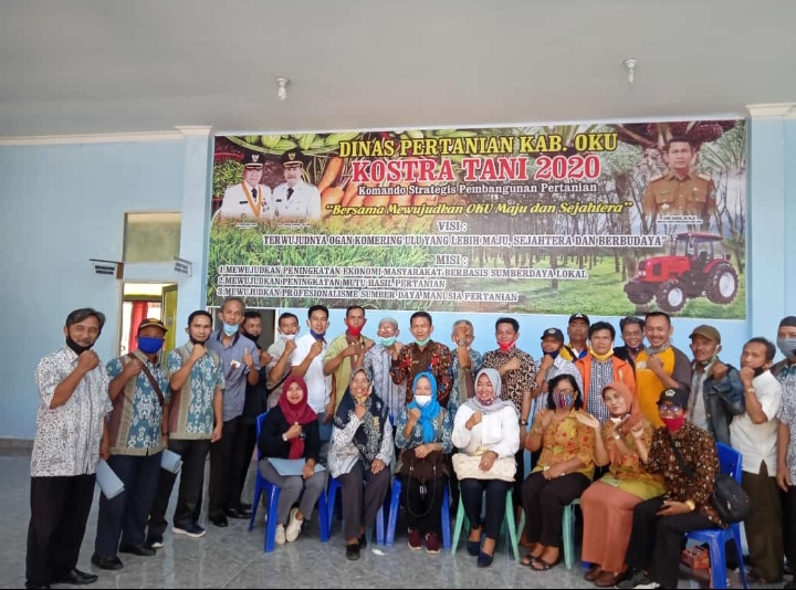 Kepala  Dinas Pertanian Kab OKU Menyerahkan SK KTNA  13 Kecamatan.