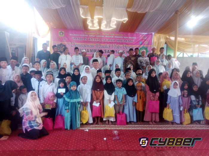 93 Anak Yatim Dapat SantunanSaat Pelaksanaan Acara Maulid di Desa Sukamanah