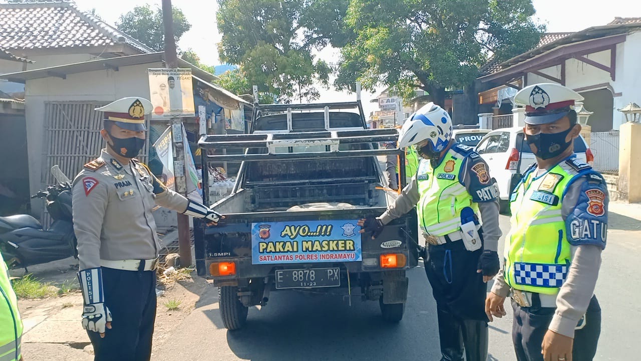Sat Lantas Polres Indramayu Bagikan 300 Masker