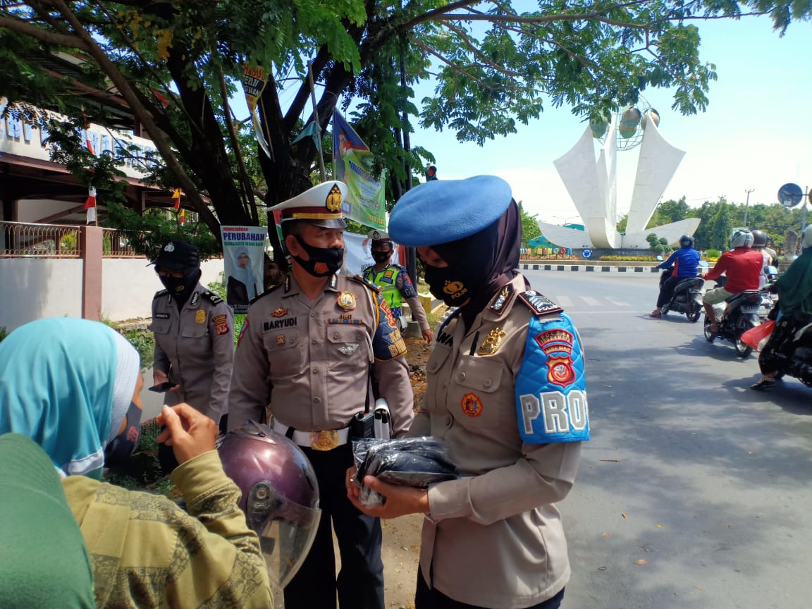 Cegah Covid-19 Polres Indramayu Laksanakan Kegiatan Gerakan Bakti Sosial Polri Peduli Pembagian Masker