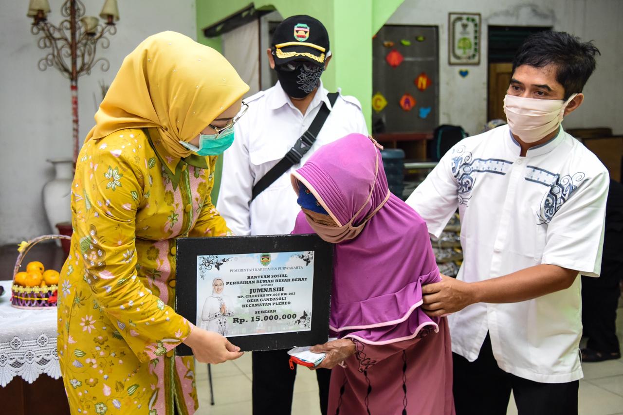 Bupati Purwakarta Salurkan Beras Welas Asih Sebagai Pengganti Gempungan