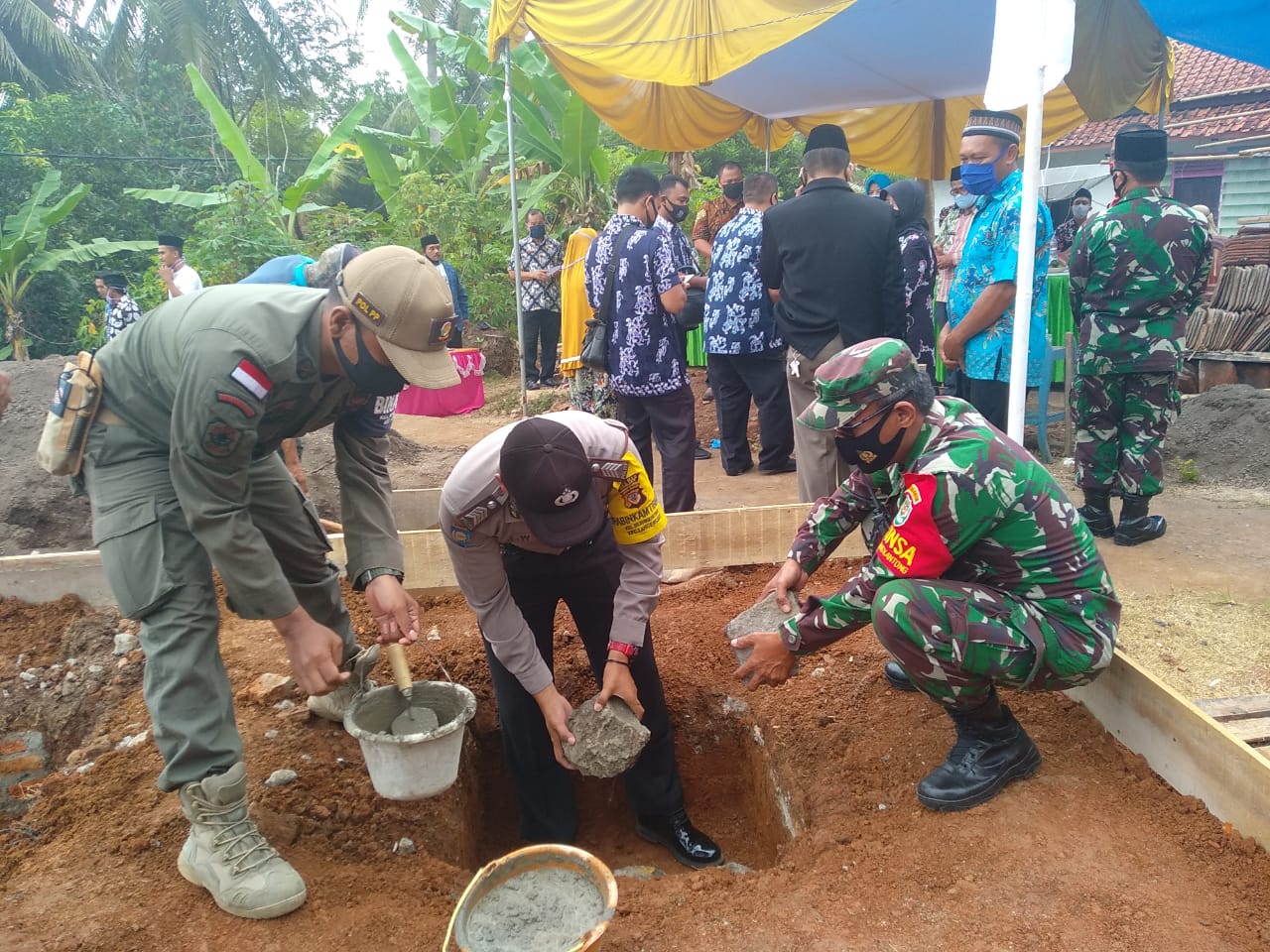 Sinergitas Tni Polri, Gotong Royong Bangun Masjid di Wilayah Langensari Banjar