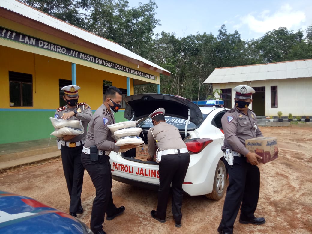 Bentuk Kepedulian Masa Pademi Satlantas Polres Mesuji Bagikan Sembako di Ponpes Safaatul Furqon