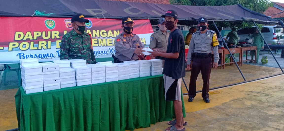 Jelang Buka Puasa, TNI Polri dan Camat Sliyeg Bagikan Nasi Bungkus
