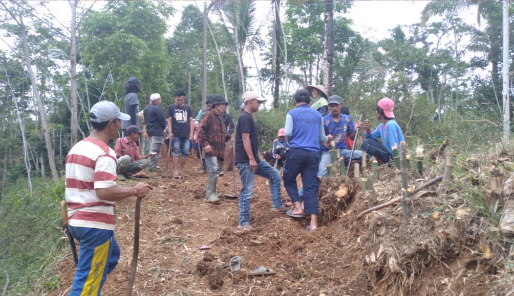 Warga Masyarakat Desa Bojong Banjarwangi Gotong Royong Bangun Jalan Baru 