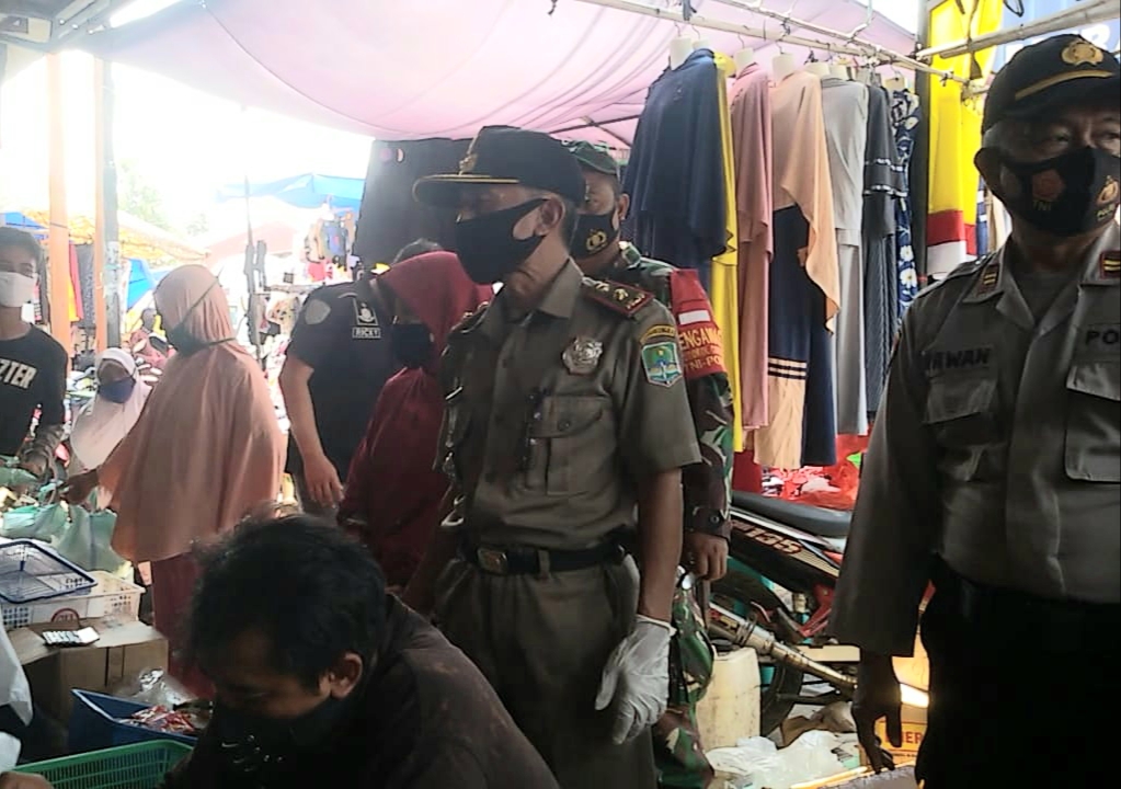 Kapolsek Sumberjaya dan Muspika Beri Himbauan Pendisiplinan Protokol Kesehatan di Pasar Tradisional Panjalin
