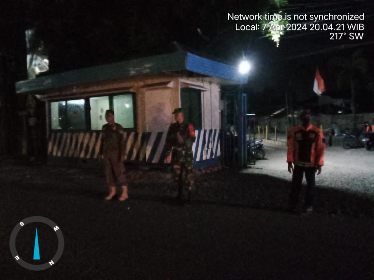 Anggota Koramil 2301/Cilegon Amankan Arus Mudik di Pos Pam Gerem jln Pelabuhan Kecamatan Grogol Kota Cilegon Provinsi Banten