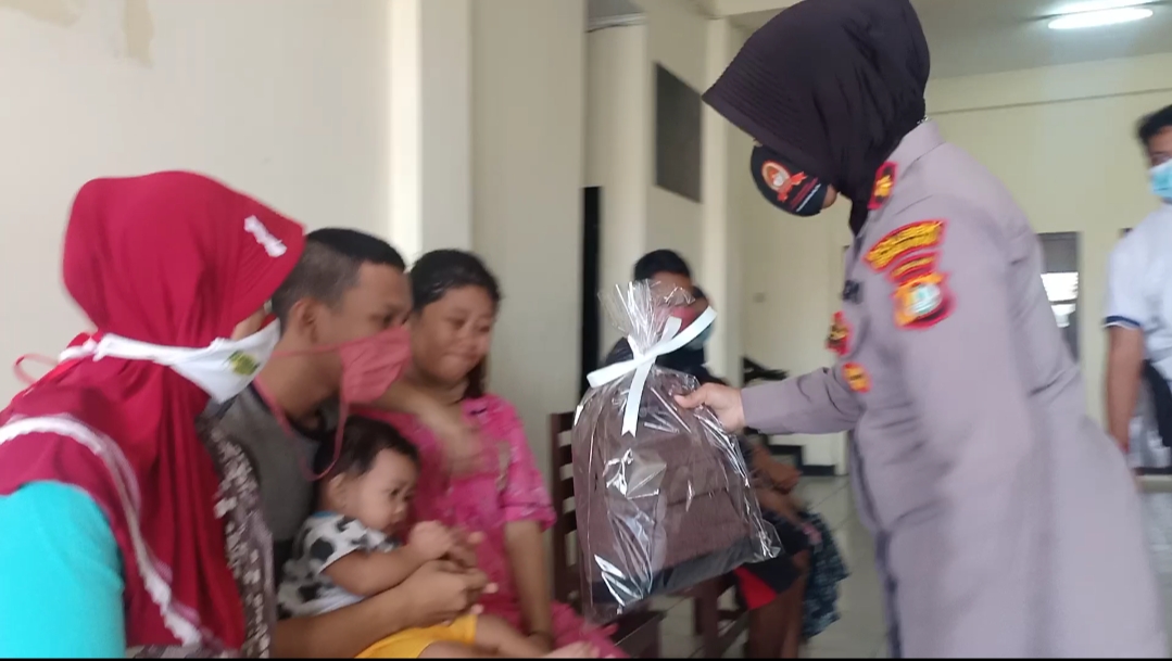 Polsek Bekasi Kota Rayakan Hari Anak Naksional, Kapolsek Berikan Hadiah Pada Anak-Anak Tahanan