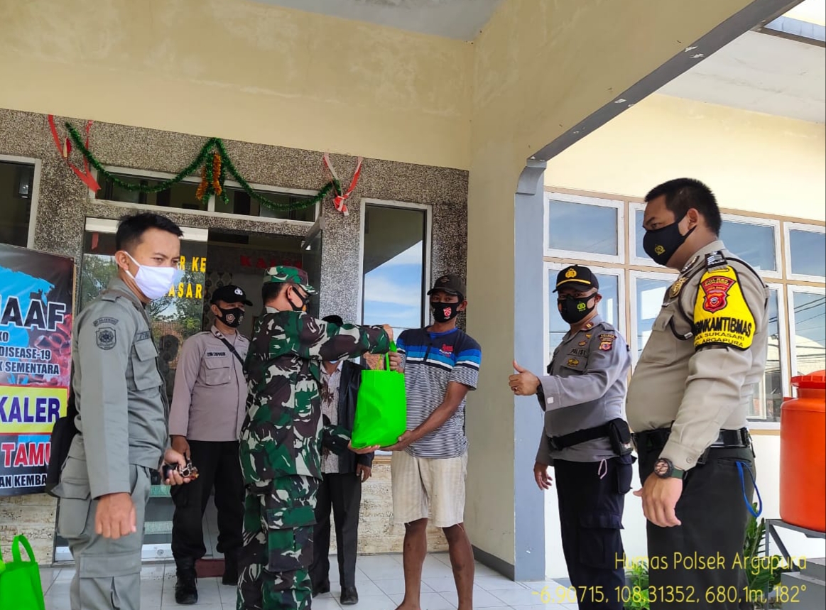 Polres Majalengka Polda Jabar, Salurkan Bantuan pada Relawan dan Penggali Kubur Covid-19