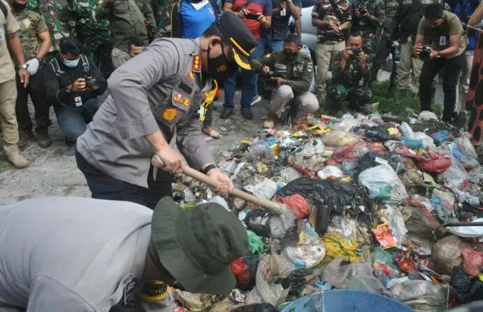 Sampah Menggunung di Kota Pekanbaru, Kapolda Bersama Danrem Wirabima 031 Riau Beserta Jajaran Lakukan Aksi Bersih Sampah 