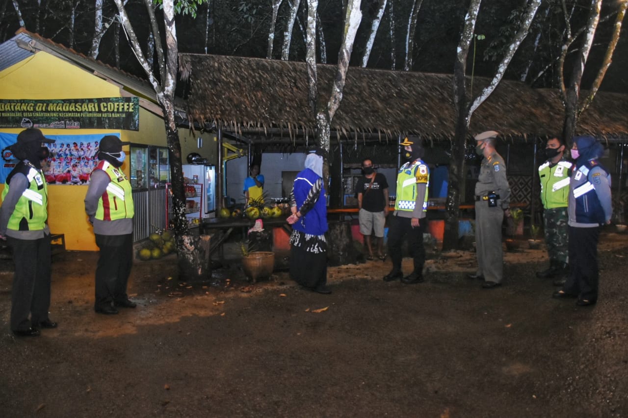 Pada Malam Hari, Kapolres Banjar bersama Walikota Banjar Kembali Turun ke Jalan, Patroli Prokes dan Bagikan Masker 