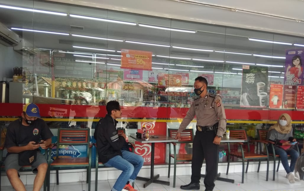 Personel Polres Sumedang Polda Jabar Pimpin Sosialisasi dan Edukasi 3M di Mini Market