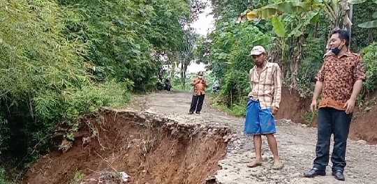 Jalan Penghubung Dua Desa di Cilacap Ambles Akibat Pergerakan Tanah 