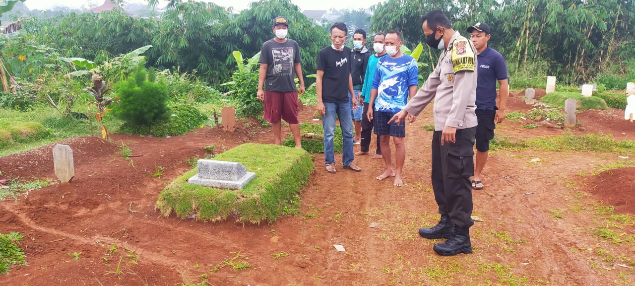 Viral, Penampakan Bekas APD Berserakan di Makam Pondok Rajeg, Ini Faktanya