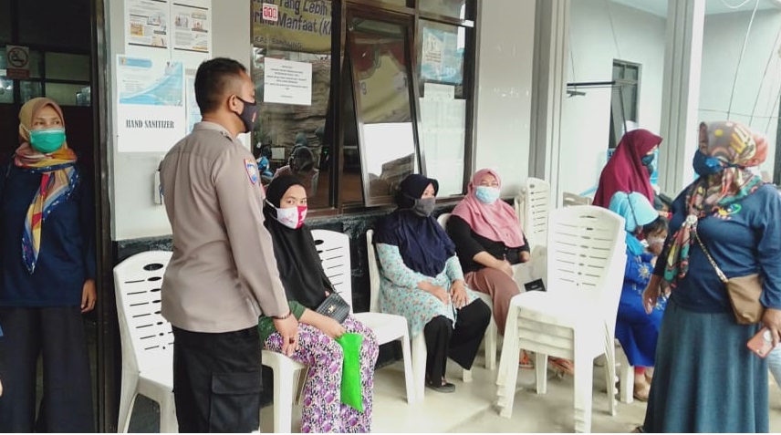 Berikan Rasa Aman, Anggota Polsek Pameungpeuk Monitoring Penyaluran BST di Desa Rancamulya
