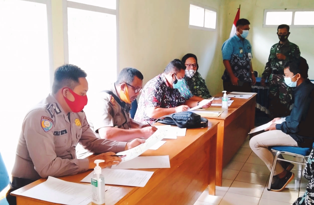 Kapolsek Dayeuhluhur Hadiri Pemeriksaan Berkas Bakal Calon Perangkat Desa Cijeruk