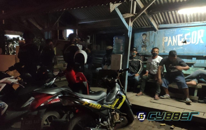 Dengan Humanis, Personel Sat Brimob Polda Jabar Sosialisasikan PPKM Darurat