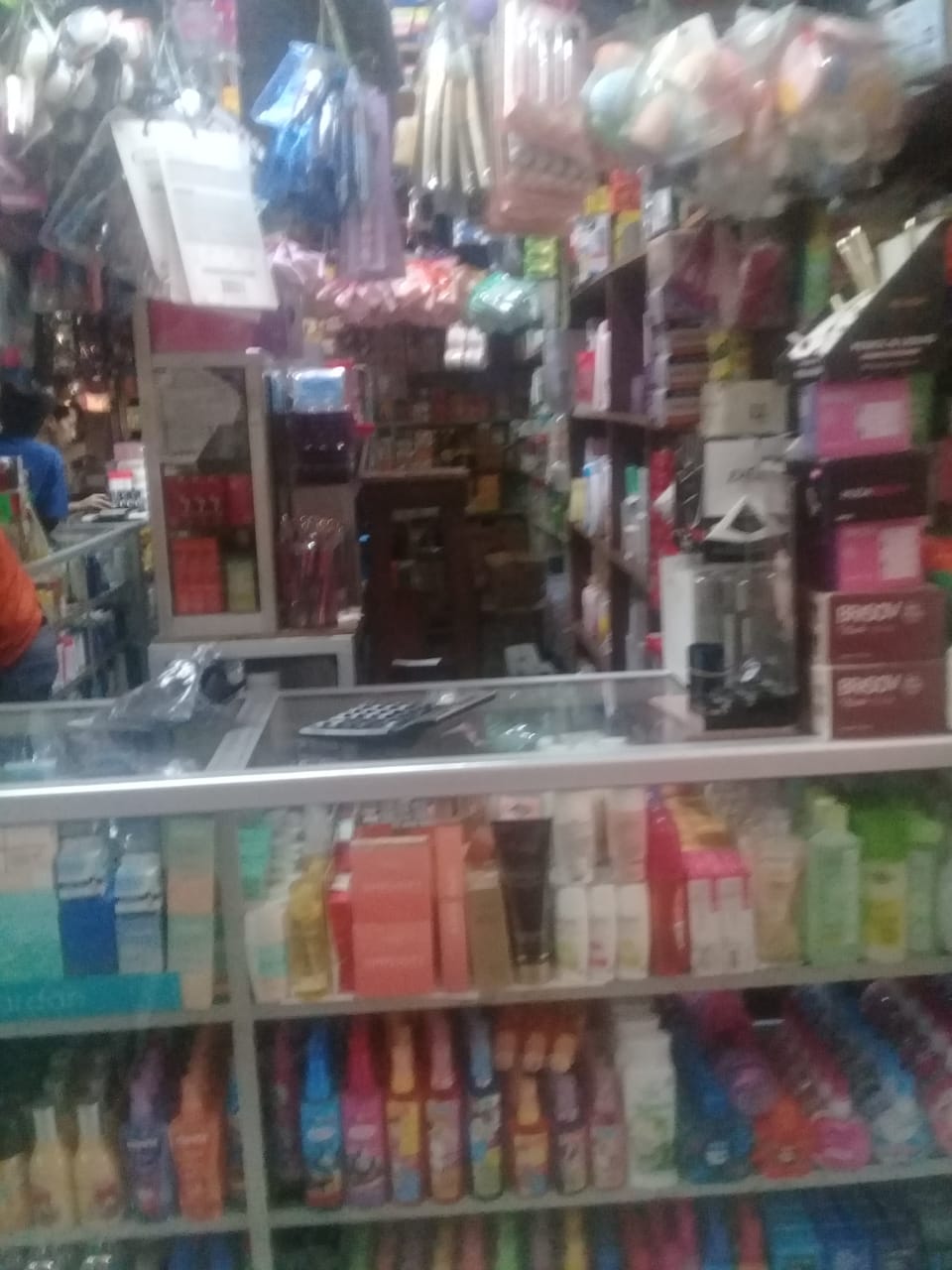 Menjamurnya Kios Kosmetik di Pasar Cigombong