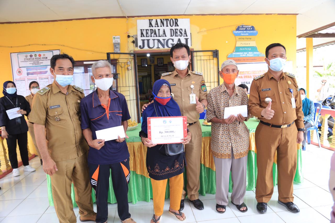 Pembagian BLT di Desa Jungai Berjalan Tertib