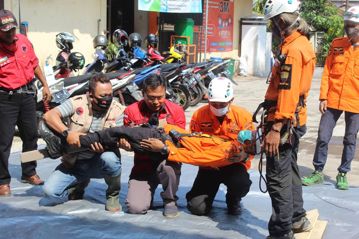 Antisipasi Longsor, DPC PDI-P Kab. Sumedang bersama BPBD Simulasi Penanggulangan Bencana