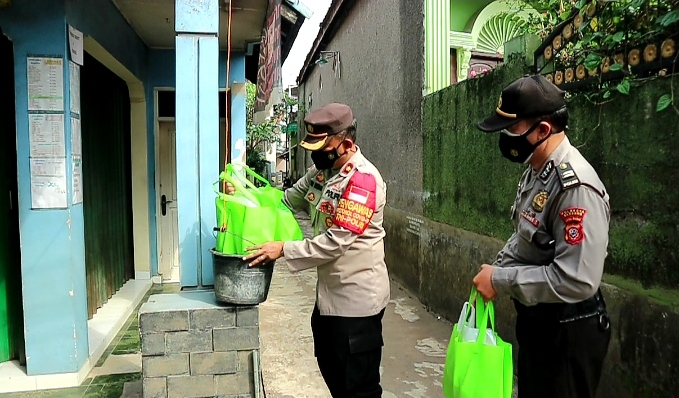 Personel Polresta Bandung Polda Jabar Berikan Bantuan Sembako Pada Satu Keluarga yang Diisolasi  
