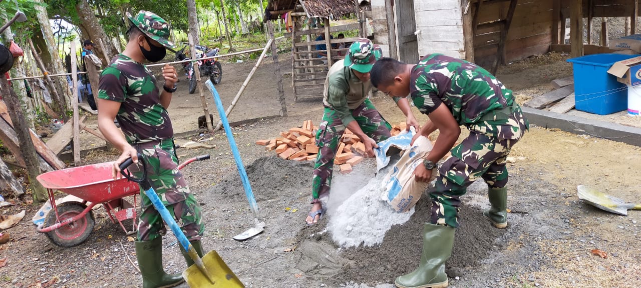 Buat Ramuan Semen, Personil Satgas TMMD Ke 109 Selalu Kompak