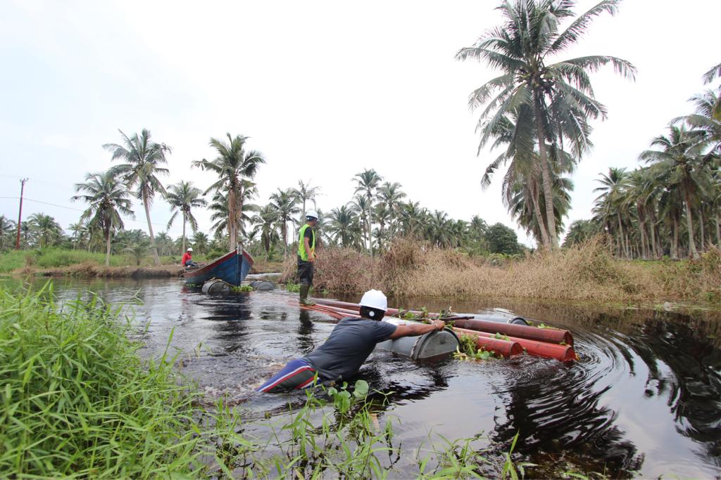 Meriahkan HUT RI Ke-75, Gubernur Riau Resmikan Penyalaan Listrik 8 Desa Berlistrik di Indragiri Hilir